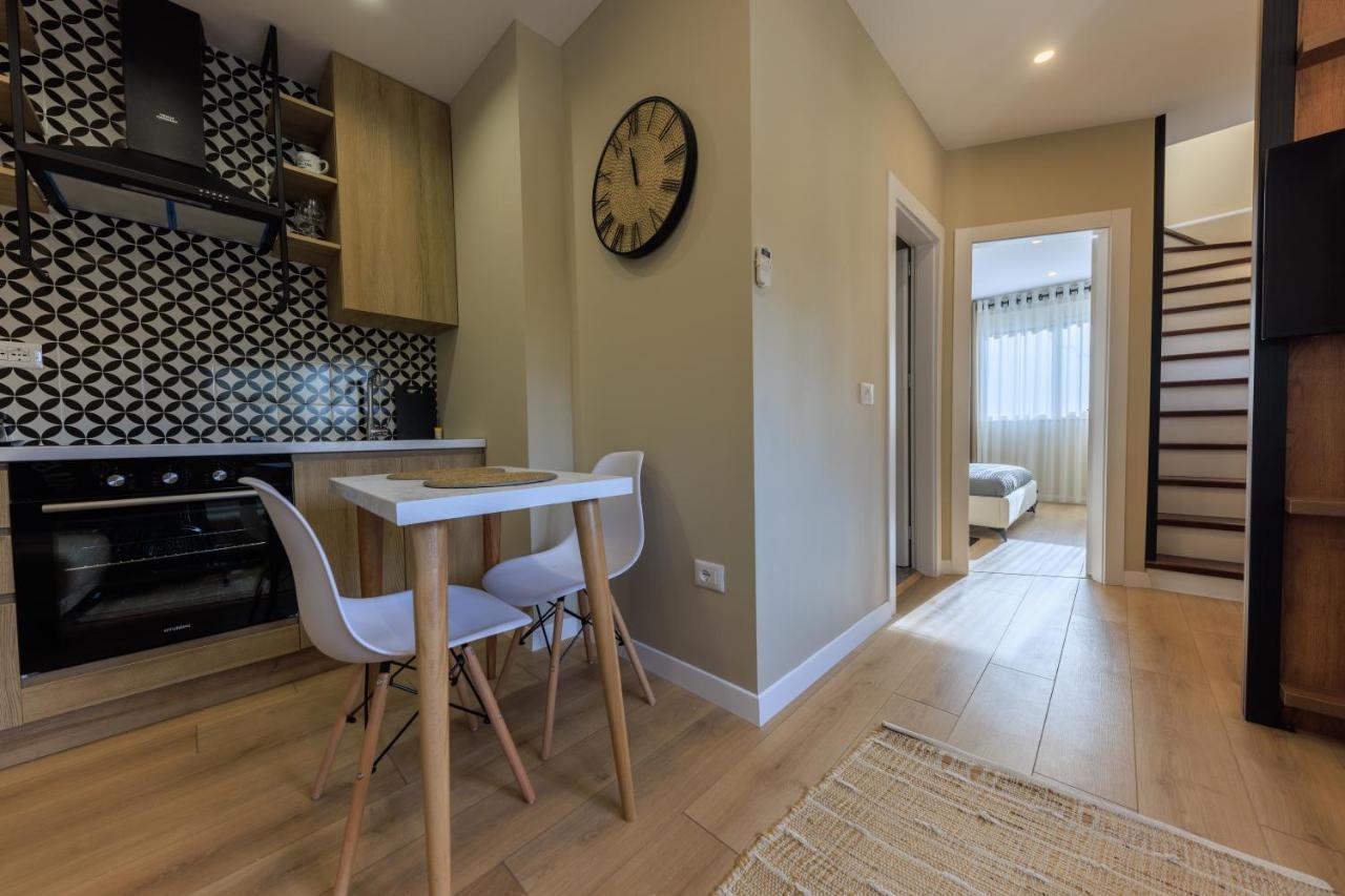 One-bedroom Rooftop Skyline Central Hidden Gem In